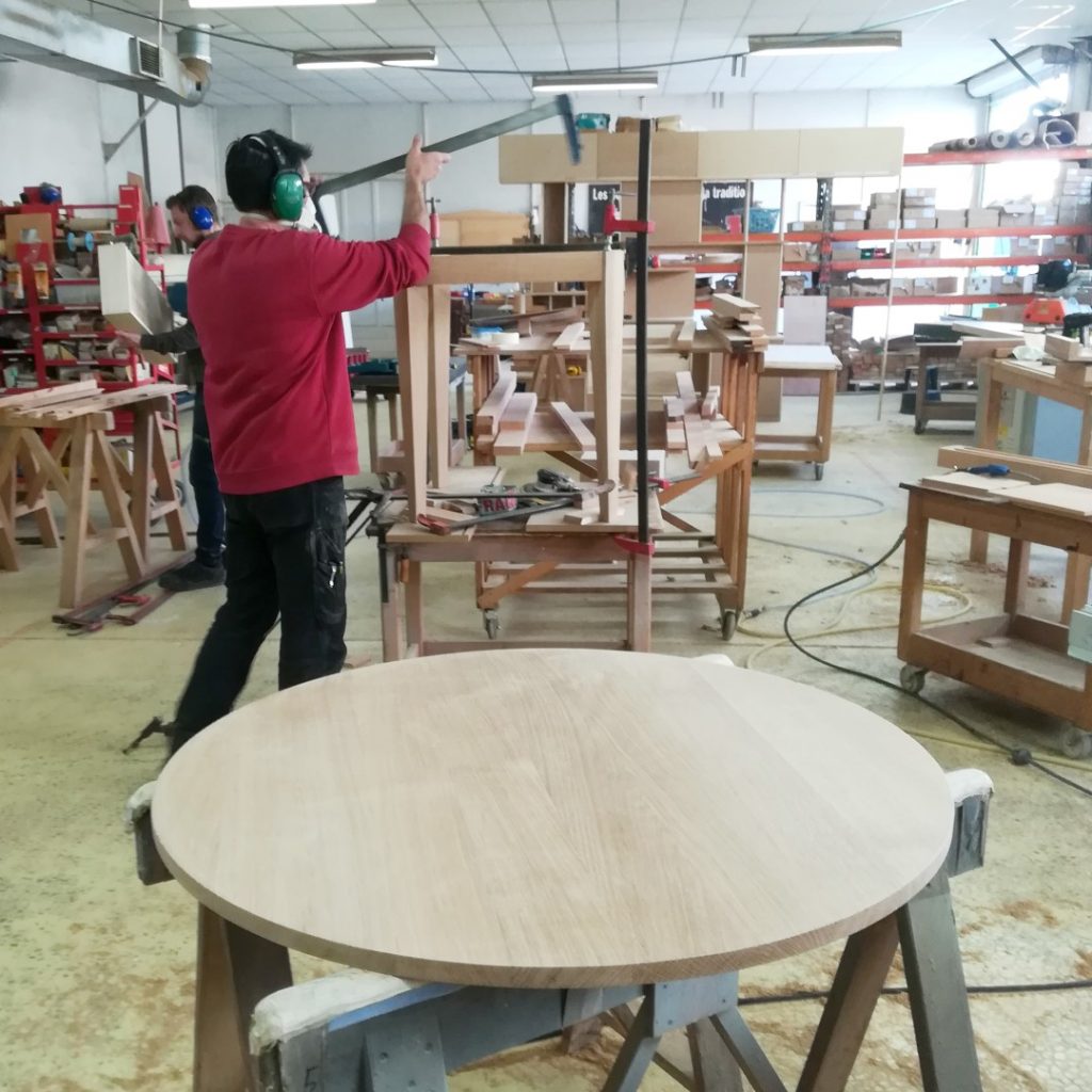 fabrication d'une table ronde en chêne massif dans nos ateliers
