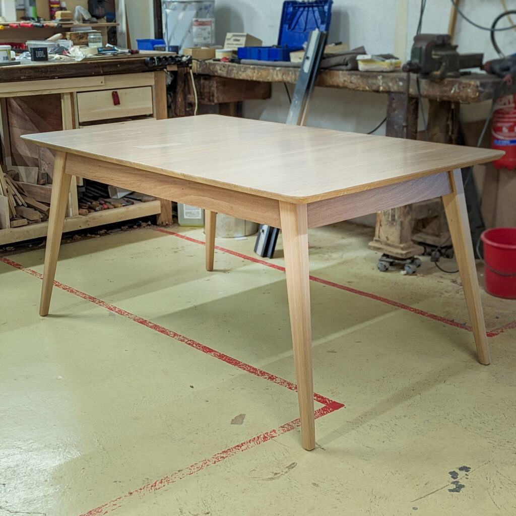 table en bois massif avec rallonges fabriquée à la main dans les ateliers d'ébénistes Meubles Loizeau situés à La Romagne Cholet (49)